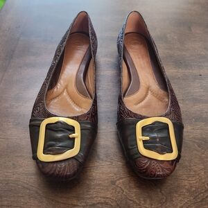 Nurture Embossed Swan Flats NWOT sz 8.5M